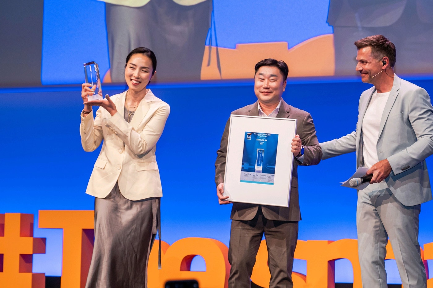 곽현영 삼성SDI 중대형 마케팅팀장사진 왼쪽)이 '어워드 위너' 트로피를 수상하고 있는 모습(삼성SDI 제공)