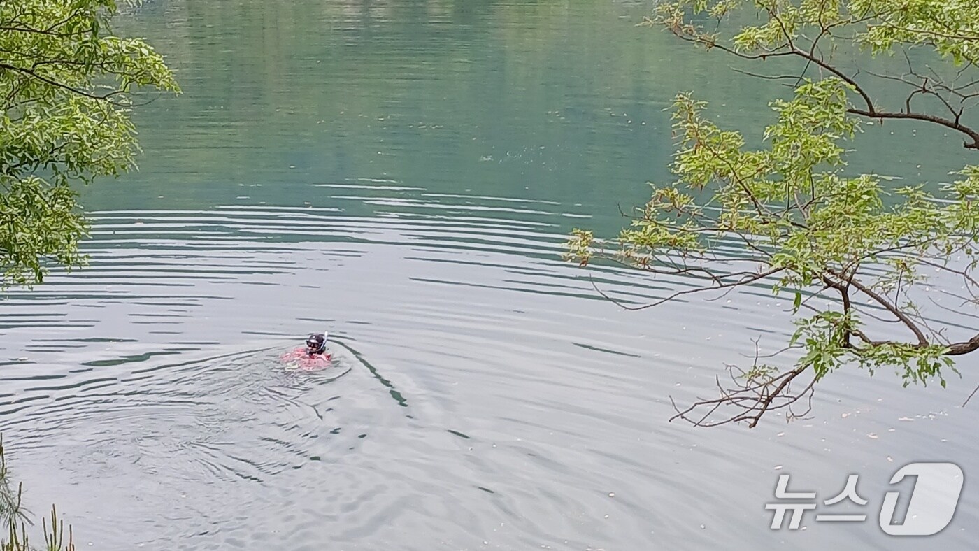6일 오후 4시 24분 경북 칠곡군 석적읍 성곡리의 한 저수지에서 승용차가 난간을 충동 후 저수지로 추락해 50대 남성이 숨졌다.(경북소방본부 제공. 재판매 및 DB 금지)2025.5.7/뉴스1