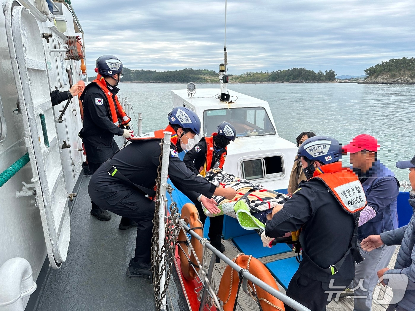 5월 황금연휴 기간 도서지역 응급환자 이송하는 목포해경. &#40;목포해경 제공. 재판매 및 DB 금지&#41;