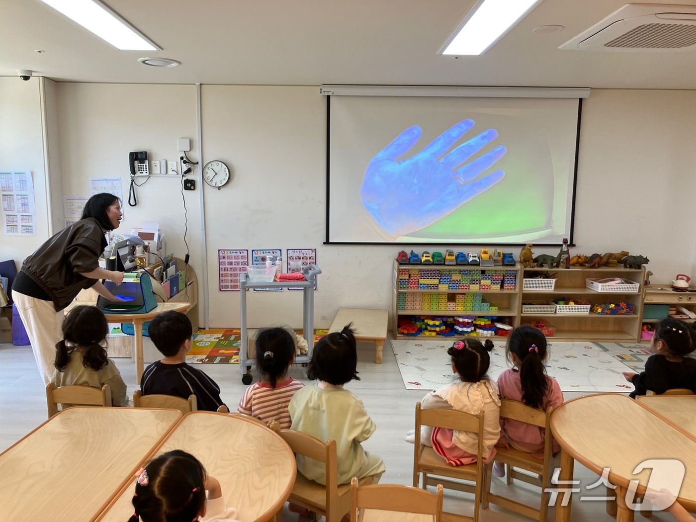 '뷰박스'로 손씻기 교육 중인 강원 양양 하나어린이집 원아들.(양양군 제공, 재판매 및 DB 금지) 2025.5.7/뉴스1