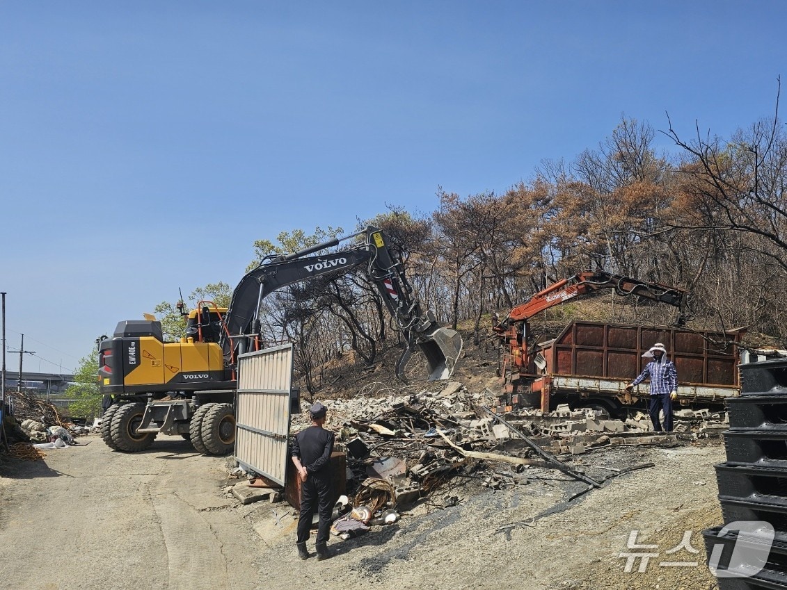 7일 안동시 남후면에서 산불로 타버린 집을 철거하고 있다.2025.5.7/뉴스1 신성훈 기자