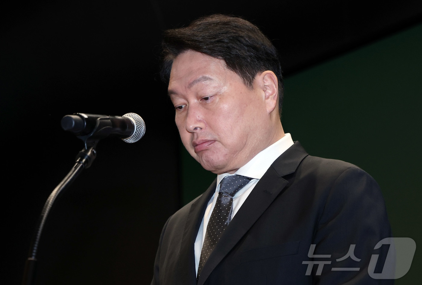 최태원 SK그룹 회장이 7일 오전 서울 중구 SK텔레콤 T타워 SUPEX홀에서 SK텔레콤의 해킹 사고와 관련해 대국민 사과를 하고 있다. &#40;공동취재&#41; 2025.5.7/뉴스1 ⓒ News1 박지혜 기자