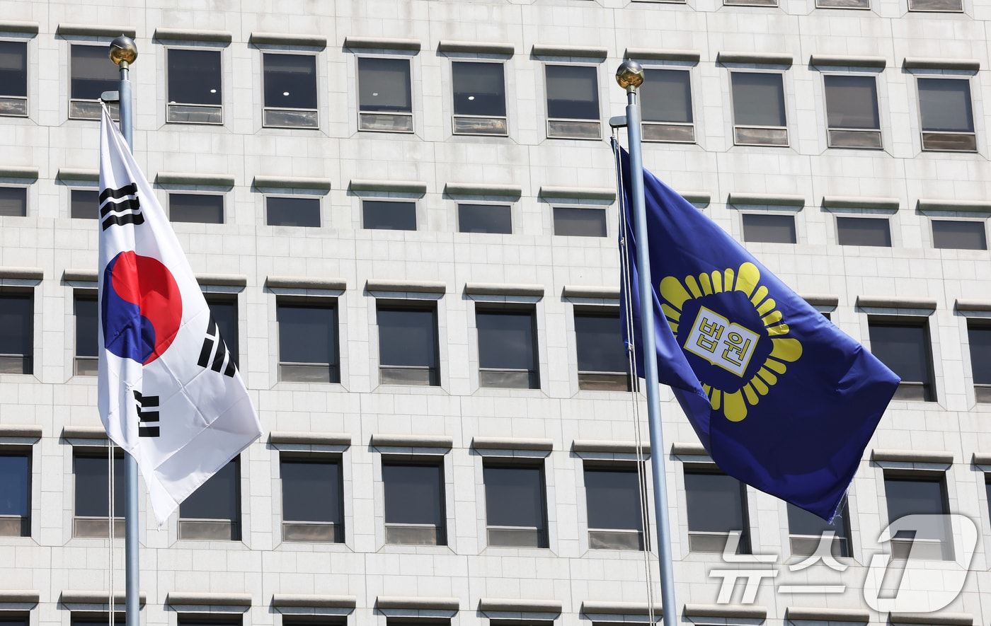 7일 오전 서울 서초구 대법원 청사의 모습. 최근 대법원이 이재명 더불어민주당 대선 후보에 대한 사건을 파기환송 결정하면서 민주당이 반발, 조희대 대법원장에 대한 청문회 및 탄핵 등의 조치를 예고하며 압박 수위를 높이고 있다. 2025.5.7/뉴스1 ⓒ News1 장수영 기자