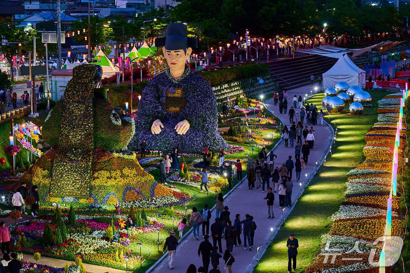 제95회 춘향제에서 큰 인기를 끈 요천 일대 춘향-몽룡 대형 꽃 조형물.(남원시 제공. 재판매 및 DB금지)/뉴스1