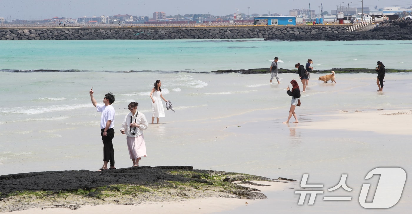  제주시 한림읍 협재해수욕장에서 관광객들이 가벼운 옷차림으로 즐거운 시간을 보내고 있다. 2025.5.7 ⓒ 뉴스1