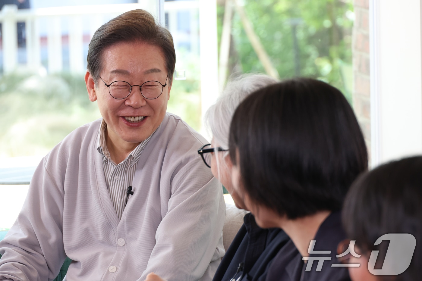 이재명 더불어민주당 대통령 후보가 2차 골목골목 경청투어 마지막 날인 7일 오후 전북 전주시의 카페에서 '영화와 드라마, 정치가 그리는 미래의 스크린' K-콘텐츠 산업 진흥 간담회를 하고 있다. 2025.5.7/뉴스1 ⓒ News1 안은나 기자