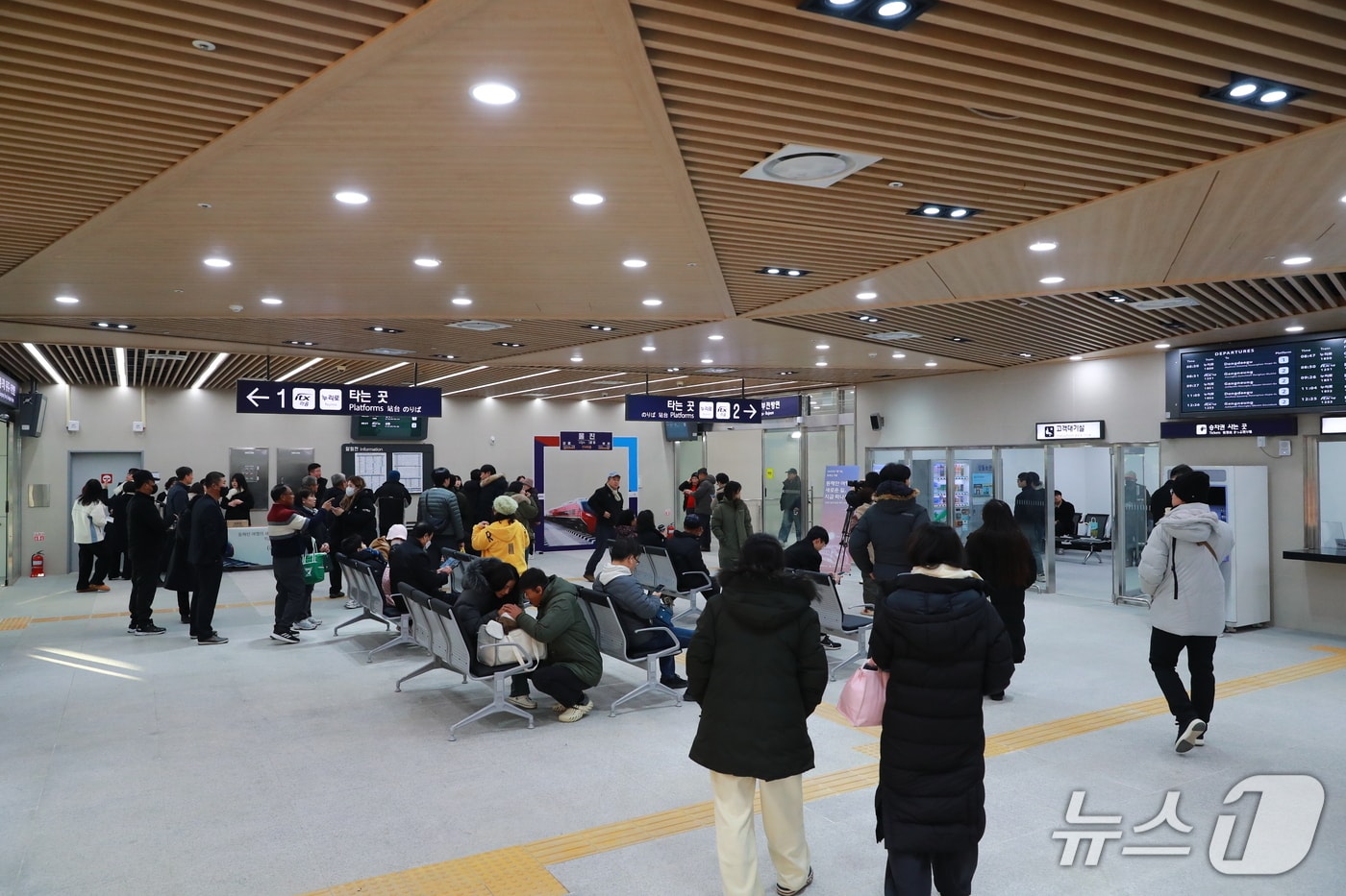 경북 울진군이 5일부터 기차를 타고 온 관광객들에게 관광기념품을 나눠주는 울진굿즈 이벤트를 진행 중이다.  사잔은 울진 역 내부. (울진군제공, 제판매 및 DB 금지) 2025.5.7/뉴스1 