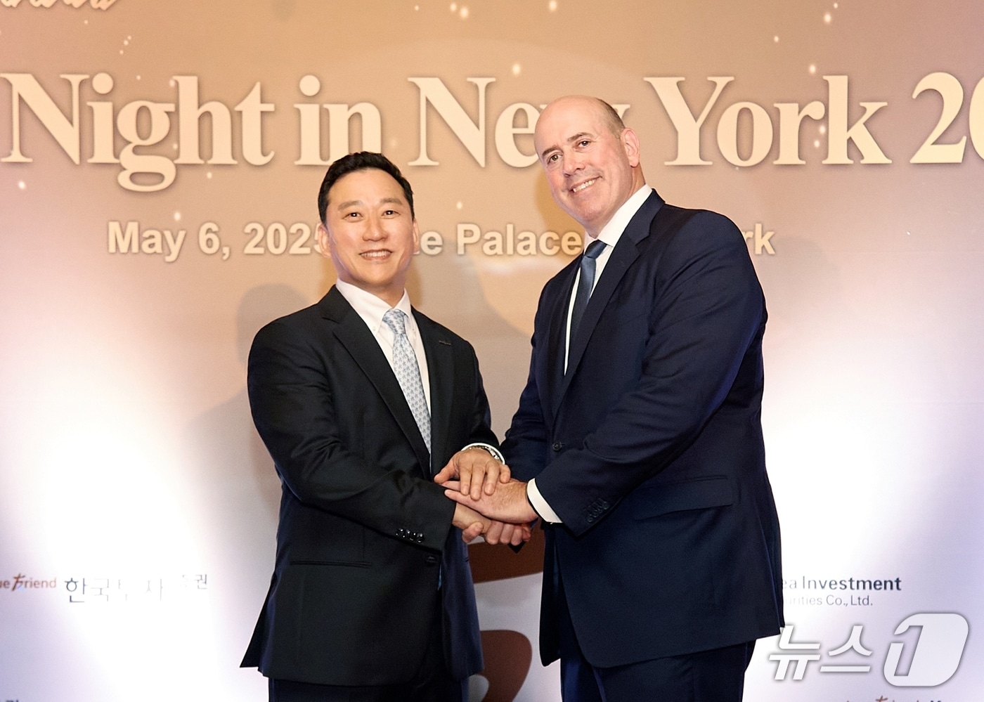지난 6일(현지시간) 한국투자증권이 미국 뉴욕에서 개최한 글로벌IR 행사 ‘KIS Night in New York 2025’에서 김성환 사장(왼쪽)과 하비 슈워츠(Harvey M. Schwartz) 칼라일그룹 CEO(오른쪽)가 기념촬영을 하고 있다. (한국투자증권 제공)