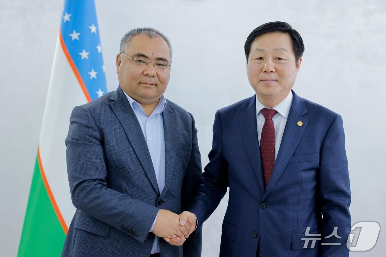 김정겸 총장(오른쪽)이 우즈벡 농업부 장관과 기념촬영하는 모습. (충남대 제공.재판매 및 DB금지)/뉴스1