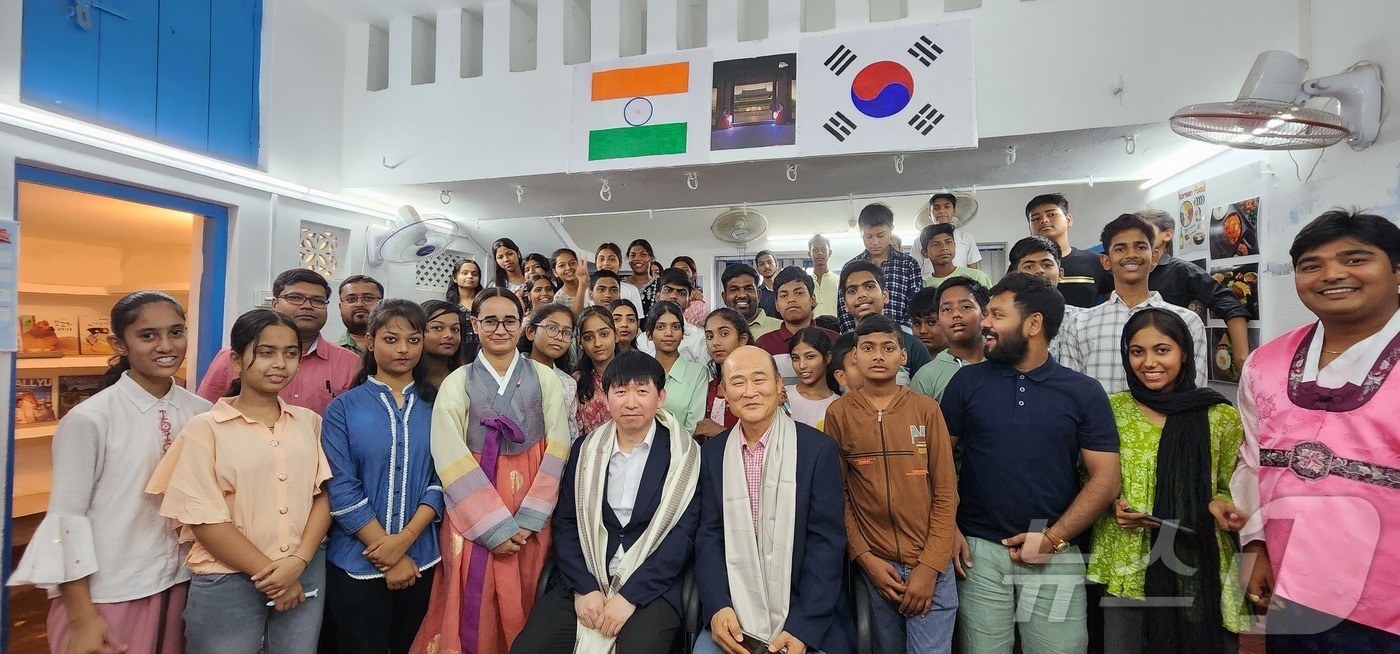 전남 순천대학교는 인도 현지 어학원 '니브(Neev)'를 대학 한국어학당 협력기관으로 지정하고 단체사진을 찍고 있다.(순천대 제공. 재판매 및 DB 금지)