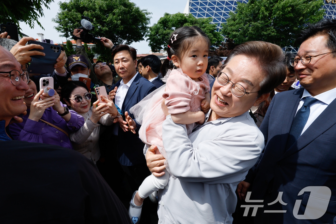 이재명 대통령이 지난해 5월 대선 후보 시절 전북 전주시 풍남문 앞에서 한 어린이를 안고 있다. 2025.5.7 ⓒ 뉴스1 안은나 기자