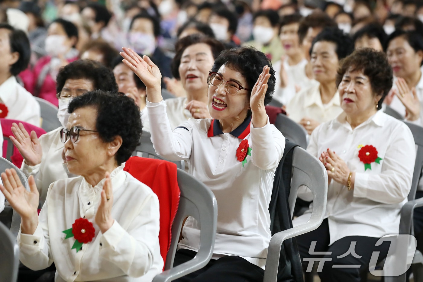 어버이날을 하루 앞둔 7일 오전 대구 달서구 신당체육센터에서 열린 '어버이날 기념 효(孝) 경로잔치'를 찾은 어르신들이 손뼉을 치며 축하공연을 즐기고 있다. 지난해 3월 폐교한 신당중학교는 리모델링을 거쳐 한국어교육센터, 달서디지털창작센터, 신당체육센터 등 주민을 위한 공간으로 활용되고 있다. 2025.5.7/뉴스1 ⓒ News1 공정식 기자