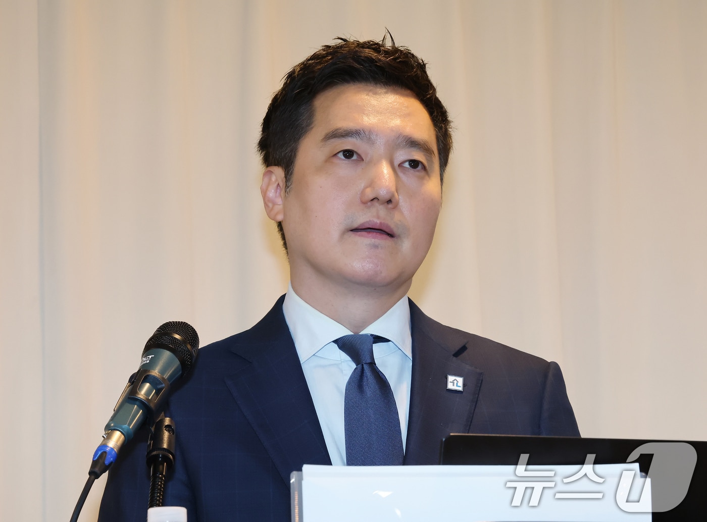 김세의 가로세로연구소 대표와 故김새론 유족 법률대리인 부지석 변호사가 7일 오후 서울 강남구 스페이스쉐어에서 김수현 배우 관련 기자회견을 하고 있다. 2025.5.7 ⓒ 뉴스1 장수영 기자
