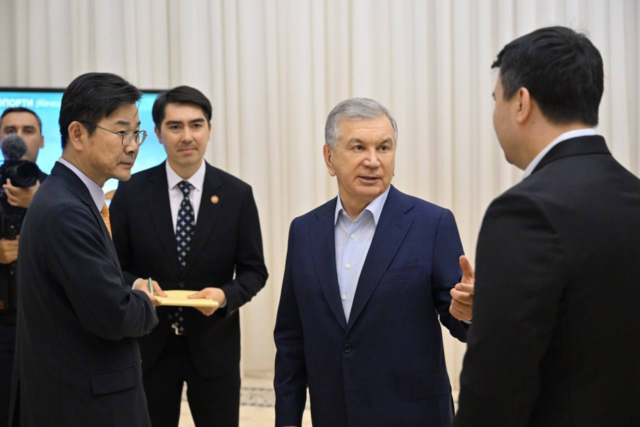 김복환 한국해외인프라도시개발지원공사(왼쪽 첫번째) 사장이 샤브카트 미로모노비치 미르지요예프 우즈베키스탄 대통령을 예방하고 있다. /한국해외인프라도시개발지원공사 제공