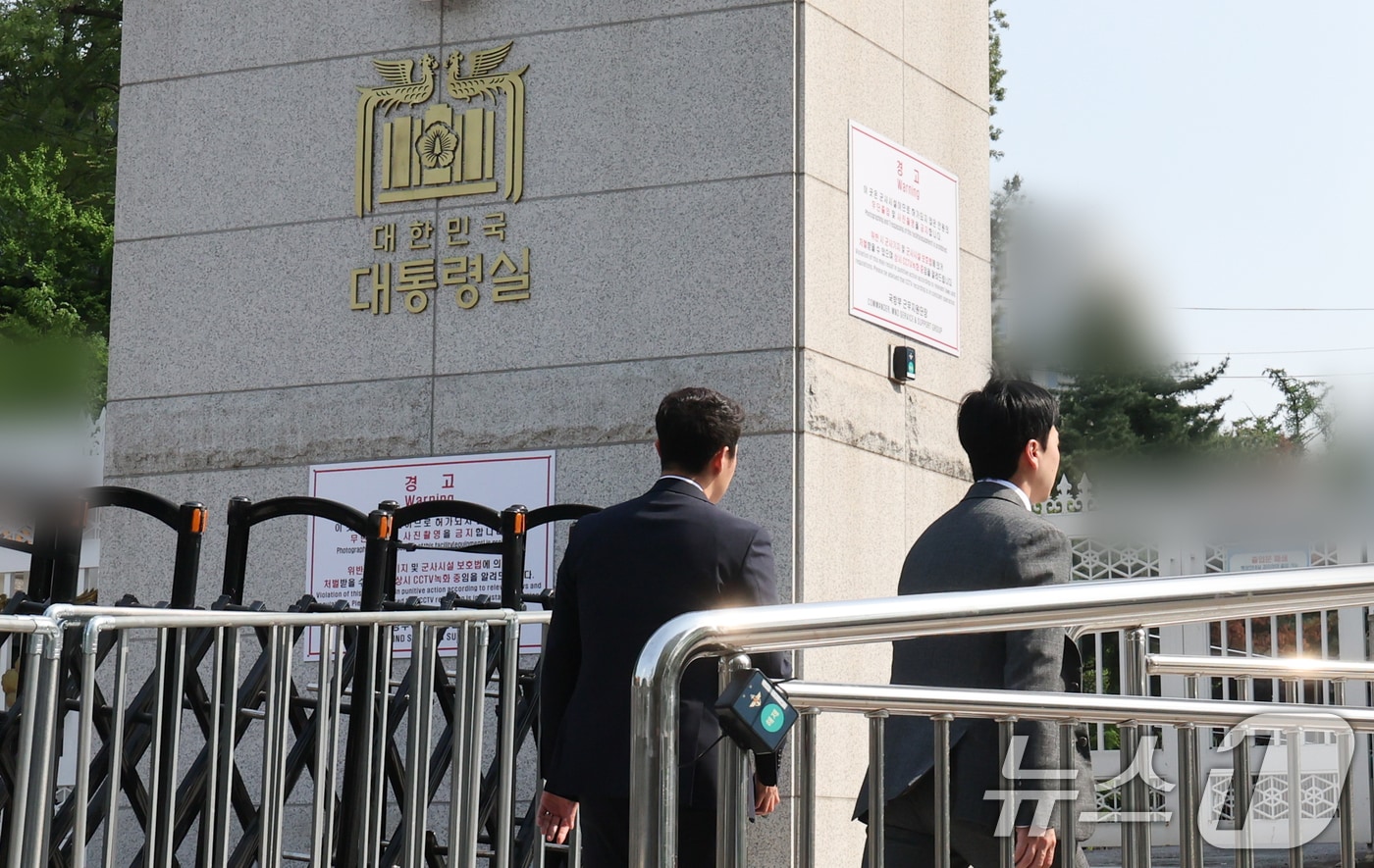 해병대원 순직사건 수사외압 의혹을 수사 중인 고위공직자범죄수사처(공수처) 수사관들이 대통령비서실과 국가안보실에 대한 압수수색을 시도하기 위해 7일 서울 용산구 대통령실 민원실 출입구로 들어서고 있다. 2025.5.7/뉴스1 ⓒ News1 허경 기자