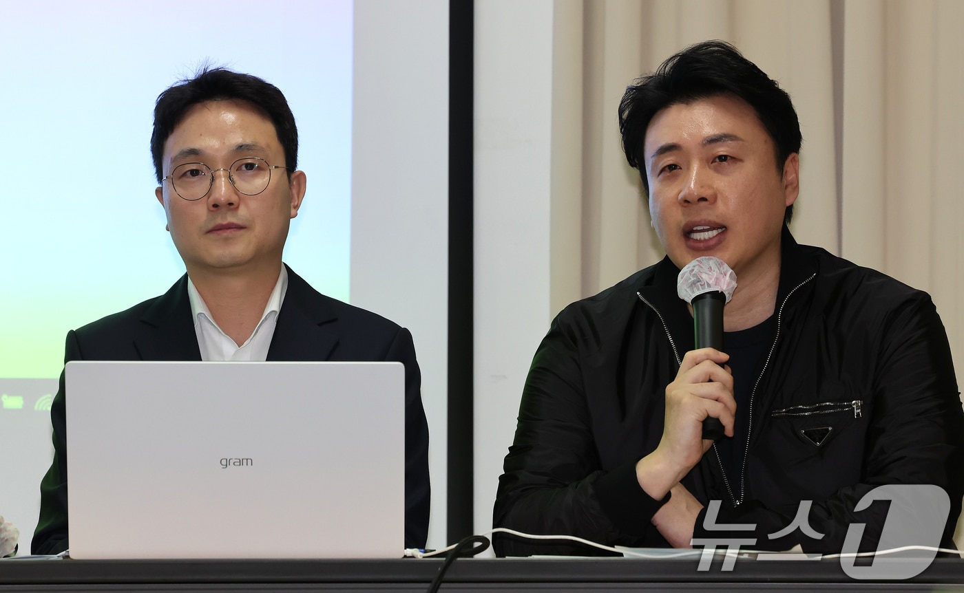 유튜버 이진호(왼쪽)와 은현장이 7일 오후 서울 강남구 스페이스쉐어에서 故김새론 유족 측 변호인과 가로세로연구소가 진행한 기자회견을 반박하는 기자회견을 하고 있다. 2025.5.7 ⓒ 뉴스1 장수영 기자
