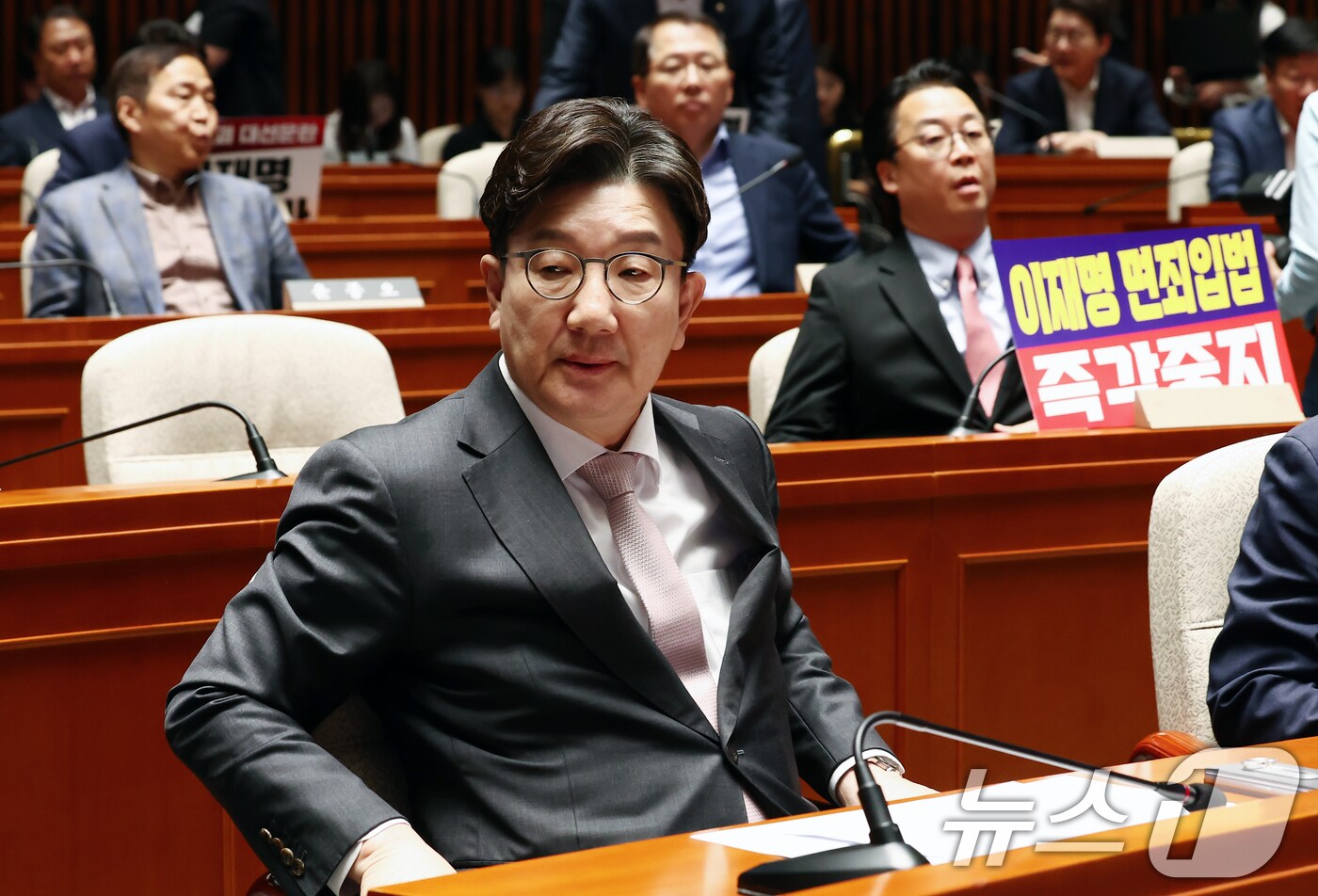 국민의힘 권성동 원내대표가 7일 오후 서울 여의도 국회에서 열린 의원총회에 굳은 표정으로 자리하고 있다. 2025.5.7/뉴스1 ⓒ News1 김민지 기자