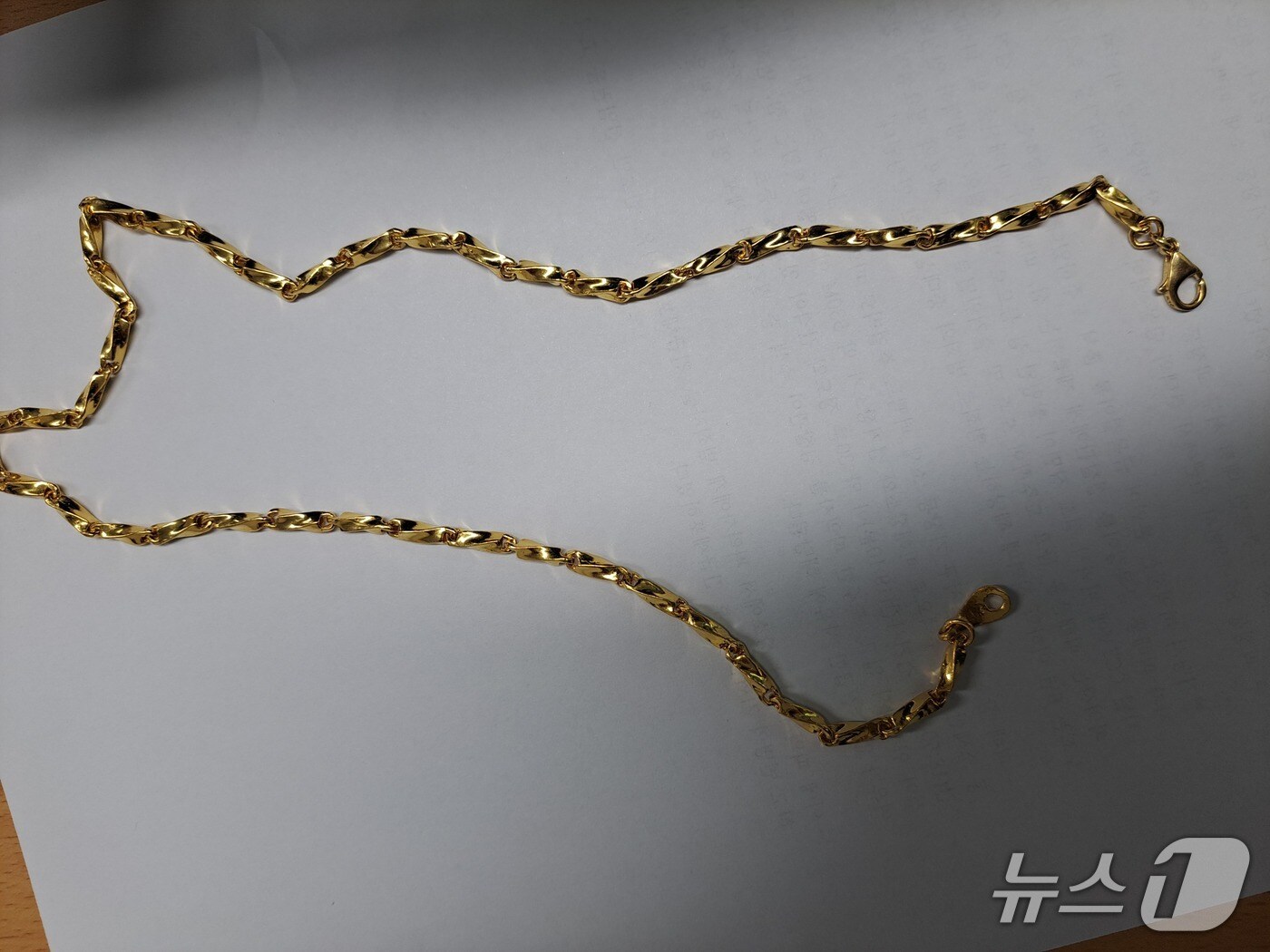  지난 2일 대전 가장동의 한 금은방에서 손님을 가장한 절도범이 훔쳐 달아난 금목걸이(대전경찰청 제공) /뉴스1