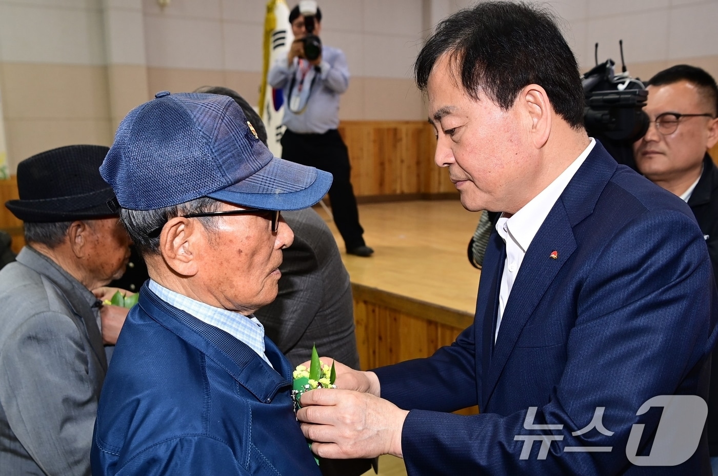7일 열린 효 한마당 잔치서 배낙호 김천시장이 장수 어르신에게 카네이션을 달아드리고 있다.(김천시 제공. 재판매 및 DB금지) 2025.5.7/뉴스1 ⓒ News1 정우용 기자