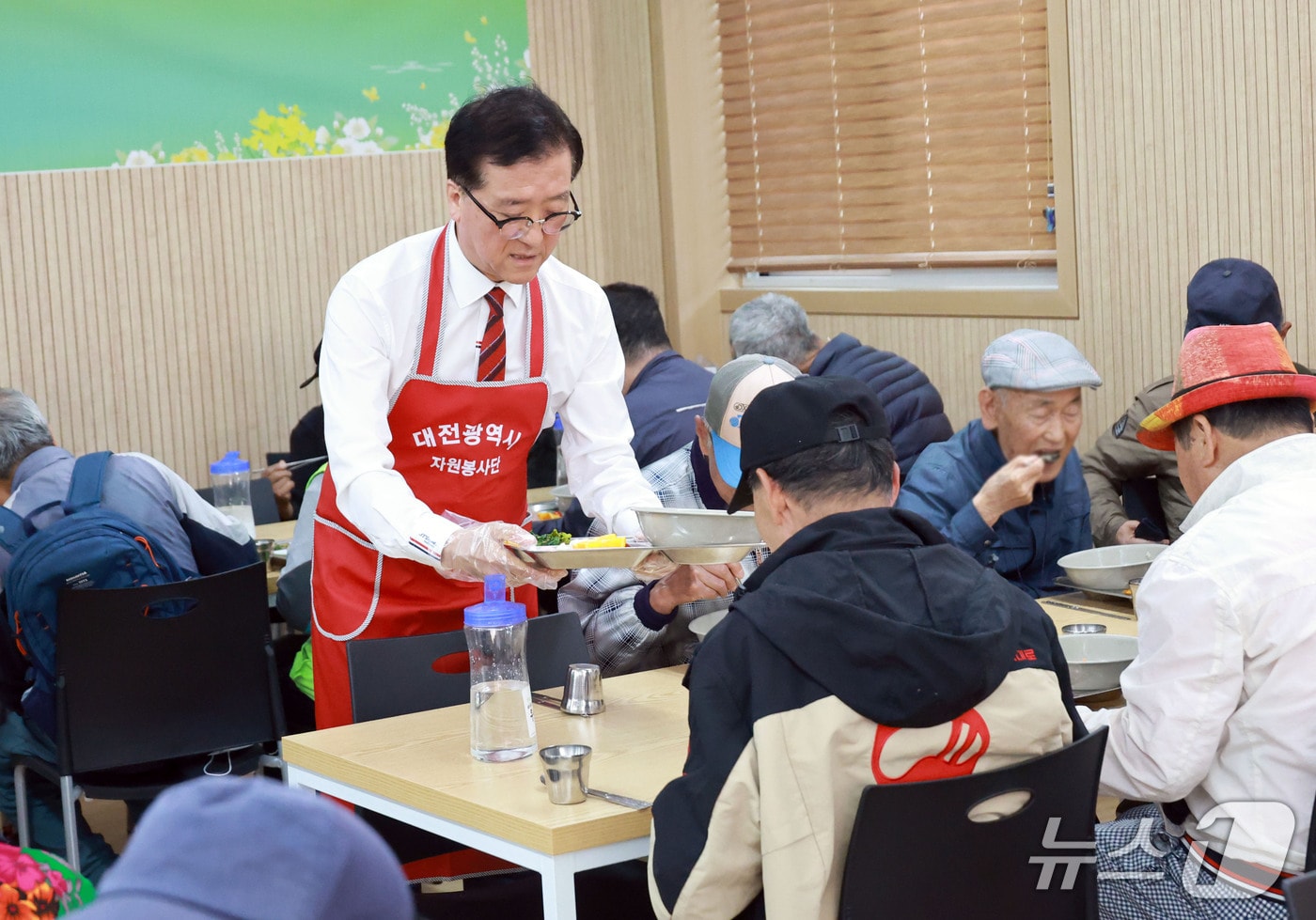 조원휘 대전시의회 의장이 급식 봉사를 하고 있다.(대전시의회 제공, 재판매 및 DB 금지)/뉴스1