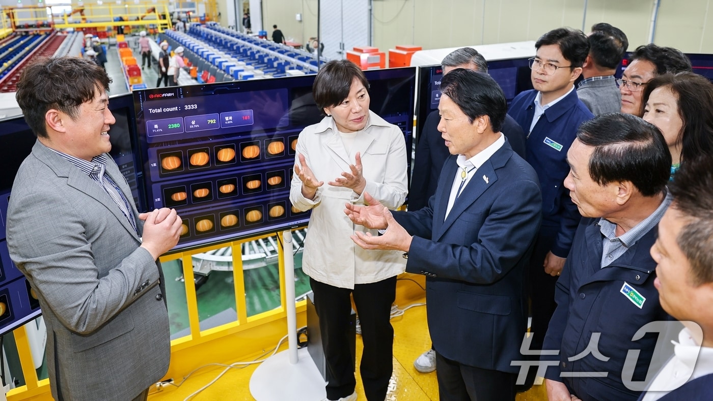 송미령 농림축산식품부 장관(왼쪽 두번째)이 7일 경북 성주군 월항농협 농산물산지유통센터(APC)를 방문해 이병환 군수(세번째)와 얘기를 나누고 있다. (성주군 제공. 재판매 및 DB금지) 2025.5.7/뉴스1 ⓒ News1 정우용 기자