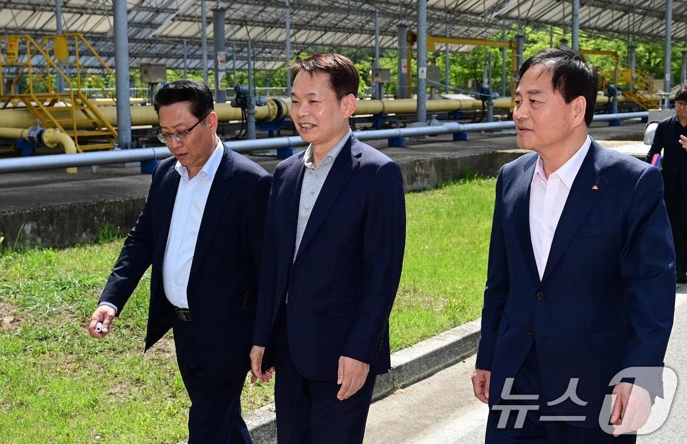이병화 환경부 차관(가운데)이 7일 경북 김천시를 방문해 배낙호 김천시장(오른쪽 첫번째)과 함께 하수처리장 개량사업, 통합 바이오 가스화시설 설치사업 현장 점검을 하고 있다. (김천시 제공. 재판매 및 DB금지) 2025.5.7/뉴스1 ⓒ News1 정우용 기자