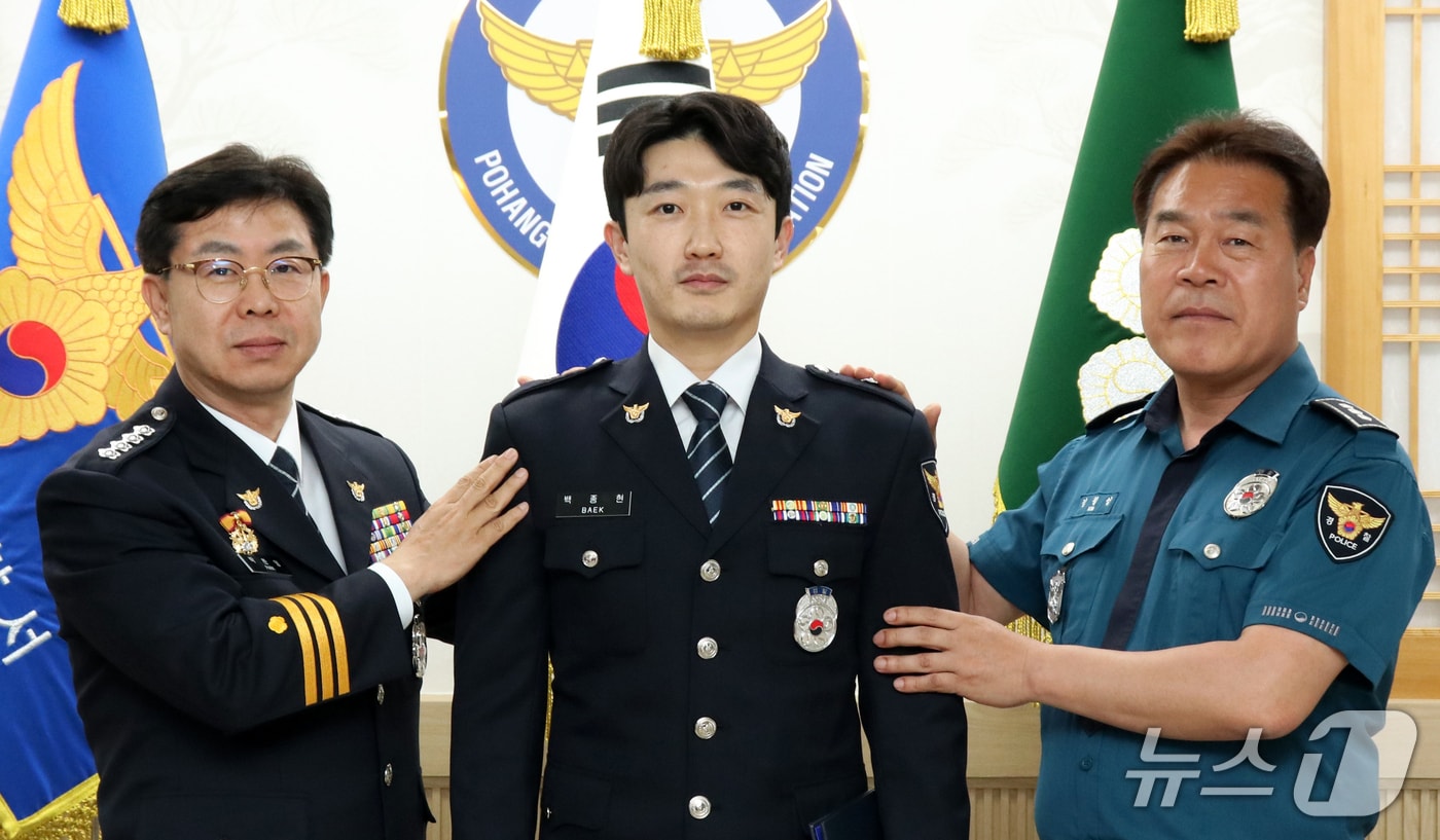 경북 의성군에서 발생한 초대형 산불 현장에서 70대 주민을 구출한 포항남부경찰서 상대지구대 소속 백종현 경사가 경위로 1계급 특진했다. (포항남부경찰서 제공, 제판메 및 DB 금지) 2025.5.7/뉴스1 