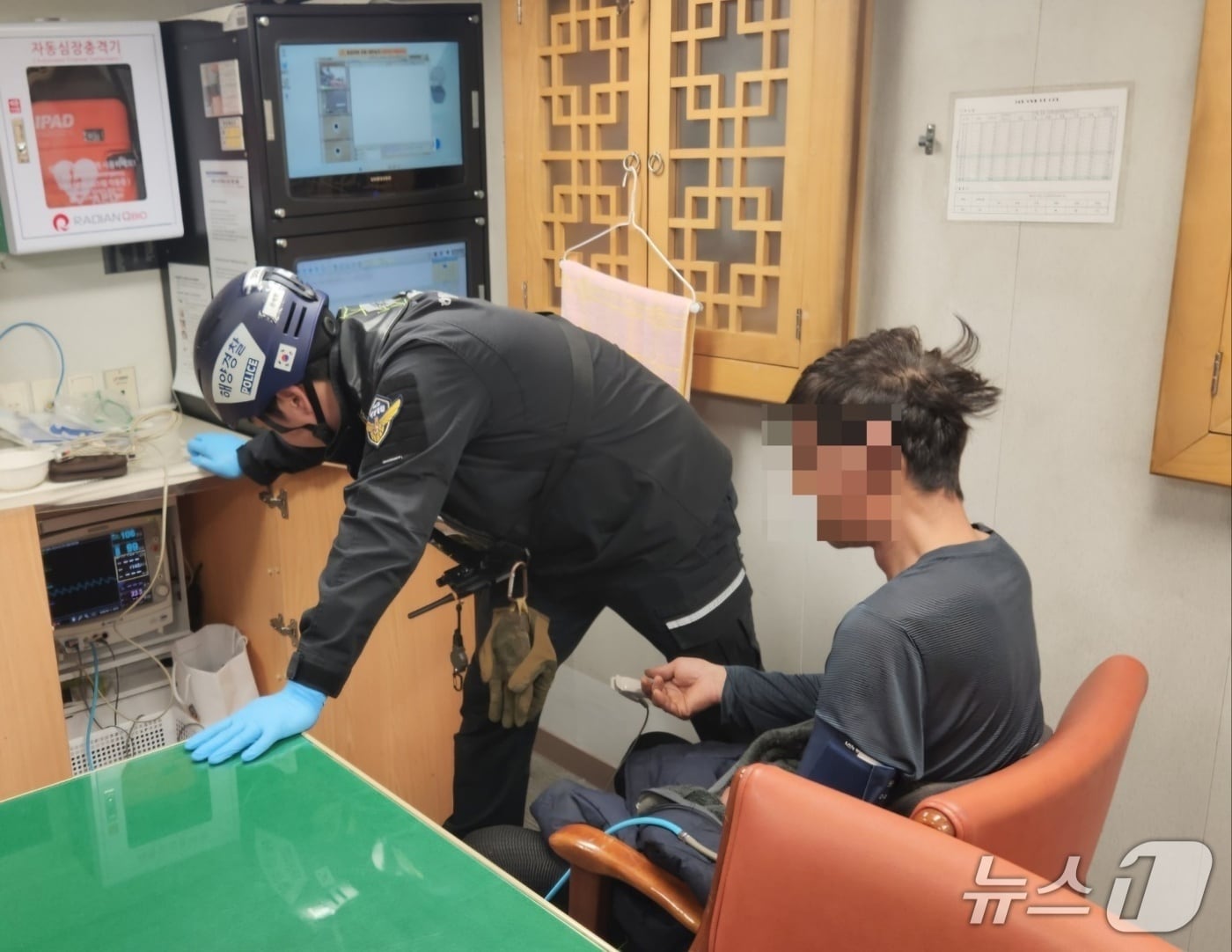 7일 오후 4시쯤 경북 울진군 죽변면 남동방 44km 해상에서 조업 도중 저혈당 증상을 보인 40대 선원 A 씨가 신고를 받고 출동한 울진해경에 구조돼 병원으로 이송됐다. 해경 응급구조사가 원격의료시스템으로 의료진과 대화하는 모습.(울진해양경찰서 제공, 재판매 및 DB 금지) 2025.5.7/뉴스1