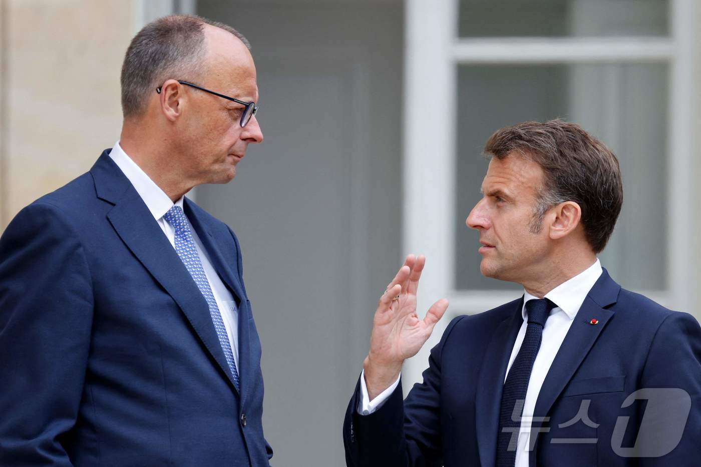 7일(현지시간) 프리드리히 메르츠 독일 신임 총리(왼쪽)가 에마뉘엘 마크롱 프랑스 대통령과 프랑스 파리 엘리제궁에서 대화하고 있다. 2025.05.07. ⓒ AFP=뉴스1