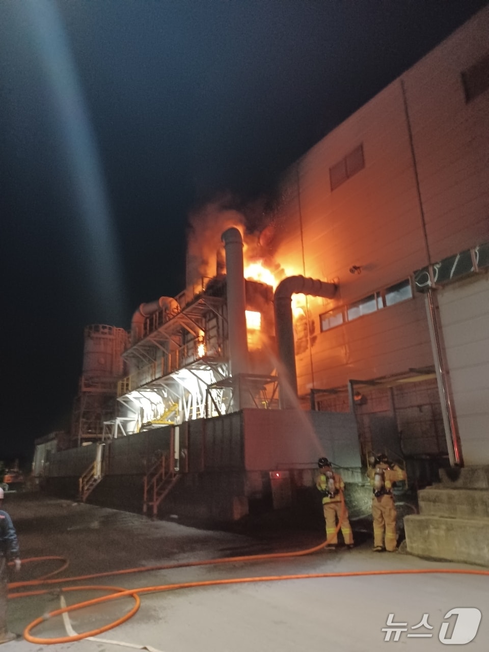 여수 율촌산단 공장서 발생한 화재를 진화하고 있는 소방당국.(여수소방서 제공. 재판매 및 DB금지) 2025.5.8/뉴스1