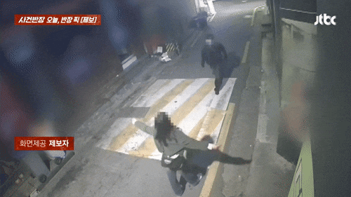 여친 안아 올리다 유리창 박살…다리 절뚝이며 도주한 커플[영상]