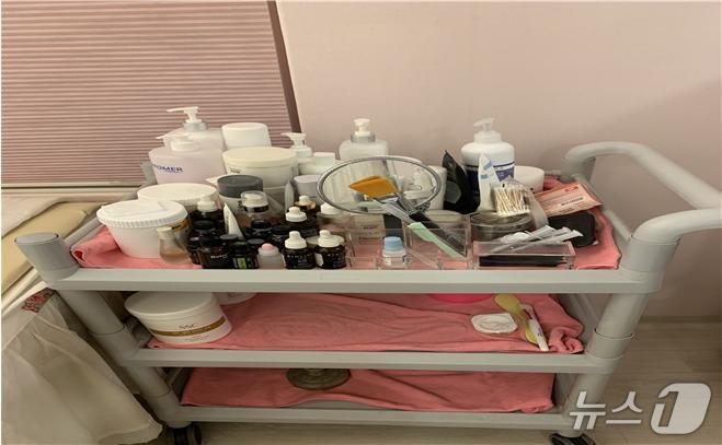  불법 미용업소에서 사용한 도구들(대전시 제공) /뉴스1