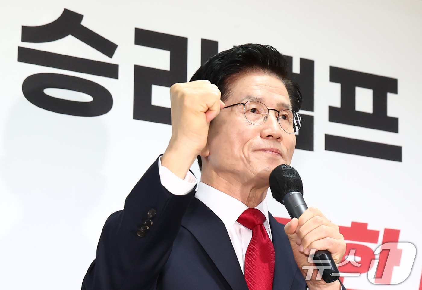 김문수 국민의힘 대통령 후보가 8일 오전 서울 여의도 자신의 캠프 사무실에서 단일화 관련 긴급 기자회견을 하고 있다. 2025.5.8/뉴스1 ⓒ News1 김민지 기자
