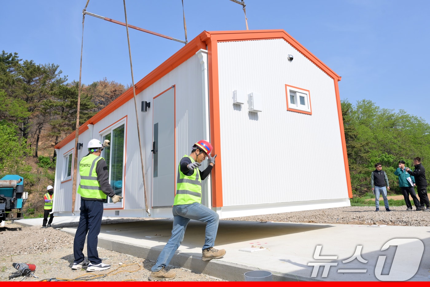 8일 초대형 산불 피해 지역인 경북 영덕군 영덕읍 화수리에 이재민들이 사용할 임시 조립식 주택이 설치되고 있다. (독자 제공. 제판매 및 DB 금지) 2025.5.8/뉴스1 