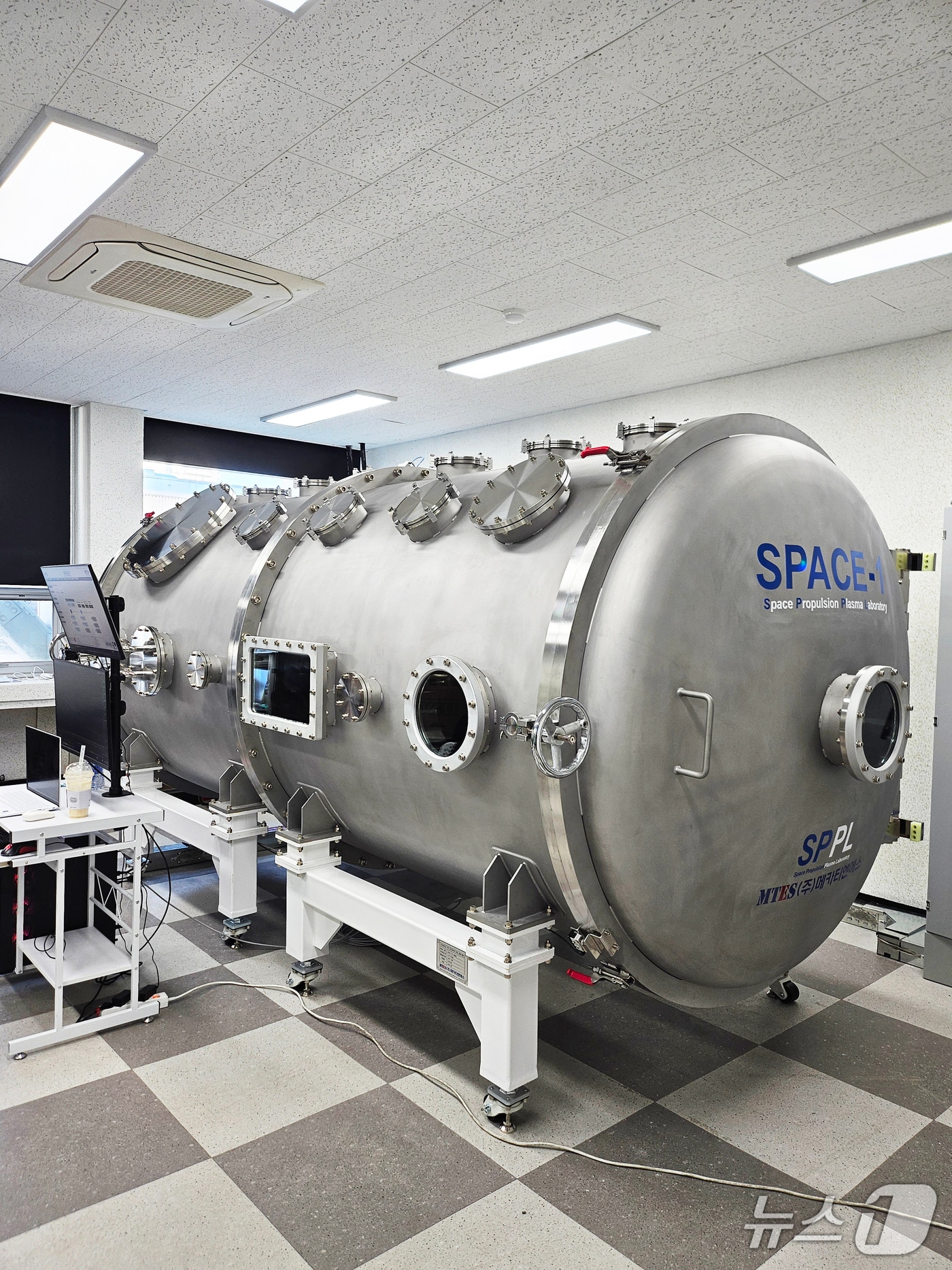 부산대 우주환경 진공시험시설. (부산대 제공. 재판매 및 DB 금지)