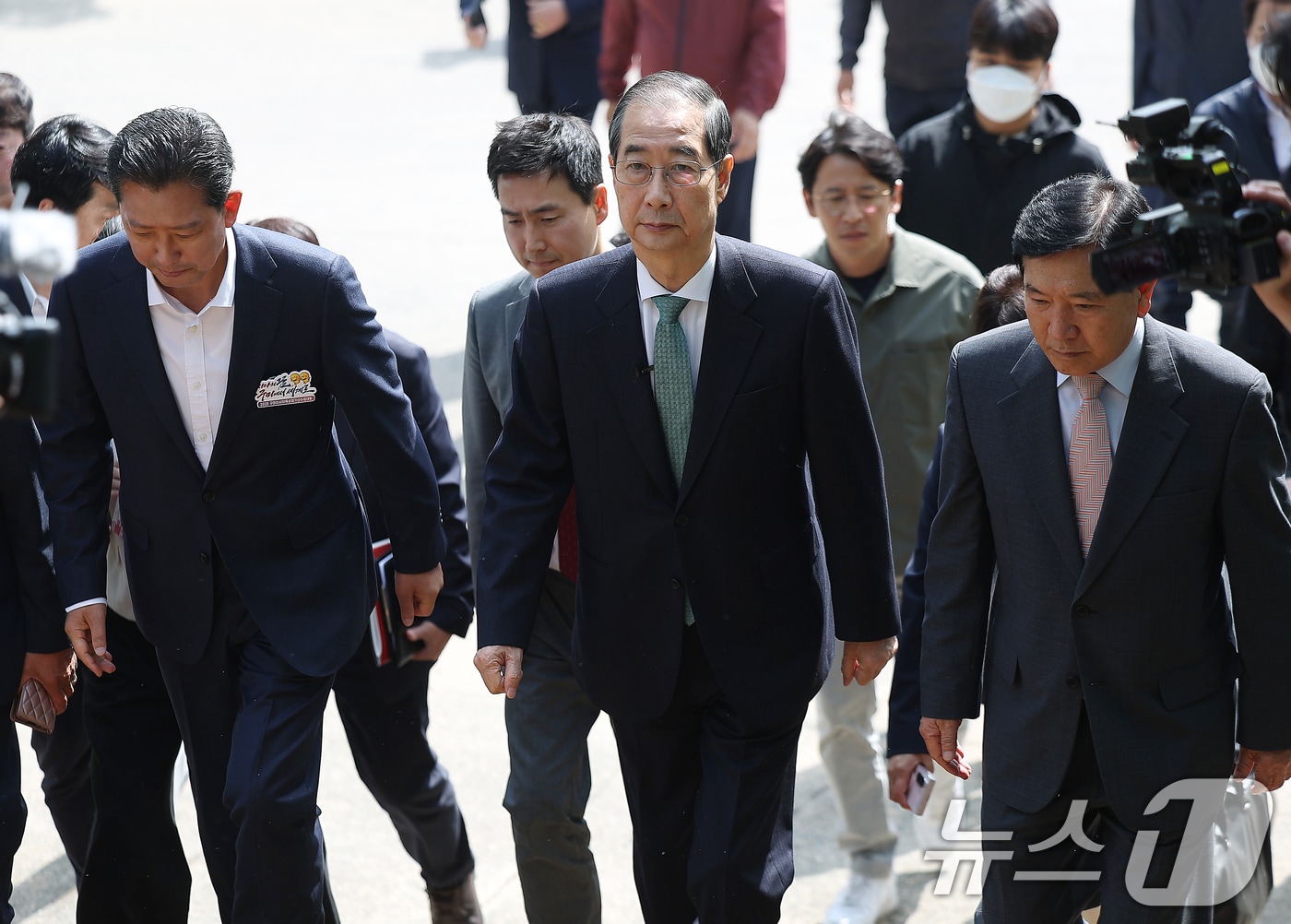 한덕수 무소속 대선 예비후보가 8일 오전 경북 구미시 박정희 전 대통령 생가를 방문하고 있다. 2025.5.8/뉴스1 ⓒ News1 공정식 기자