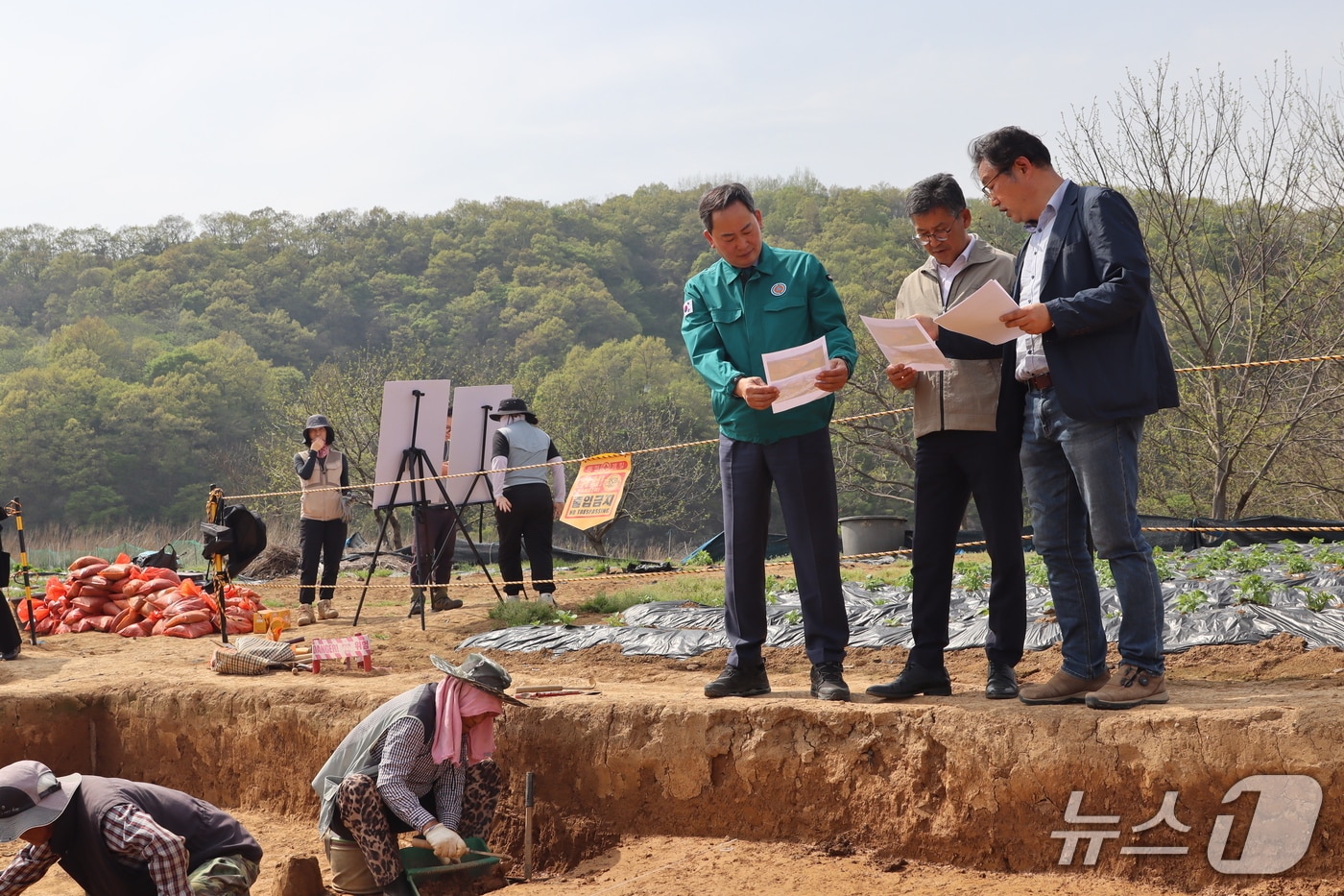 장종민 전북자치도 임실군의장(왼쪽 첫번째)과 김정흠 의원(왼쪽 두번째)이 신평면 가덕리 하가지구를 방문해 점검하고 있다.(의회제공. 재판매 및 DB금지)2025.5.8/뉴스1