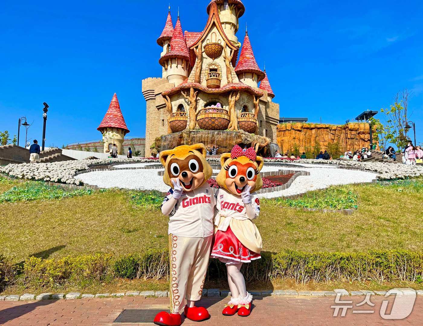 롯데자이언츠 캐릭터 로티와 로리가 롯데자이언츠 유니폼을 입고 기념사진을 찍고 있다.(롯데월드 부산 제공. 재판매 및 DB 금지)