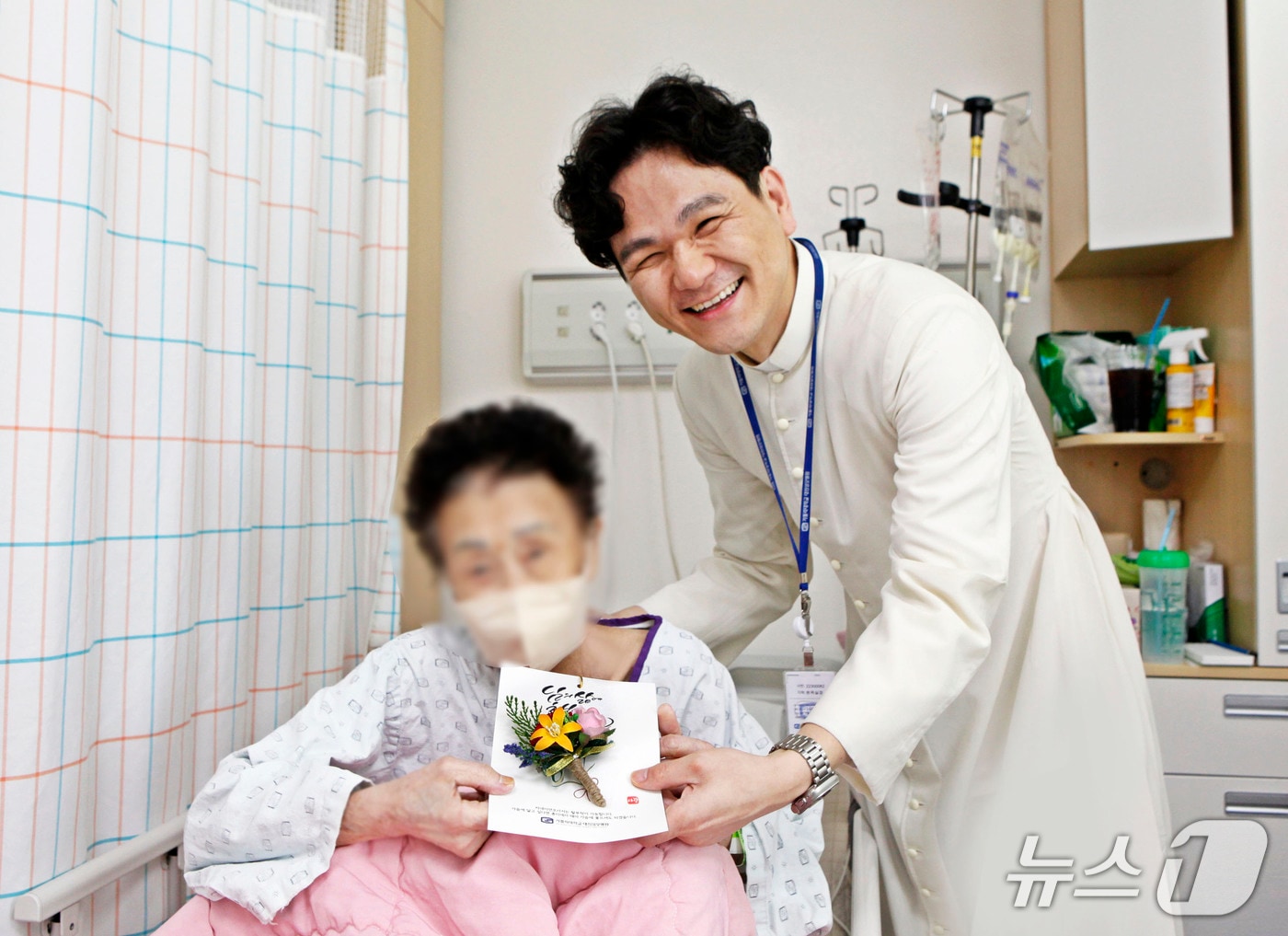 대전성모병원이 8일 어버이날을 맞아 입원환자들에게 카네이션을 전달했다.(대전성모병원 제공) /뉴스1