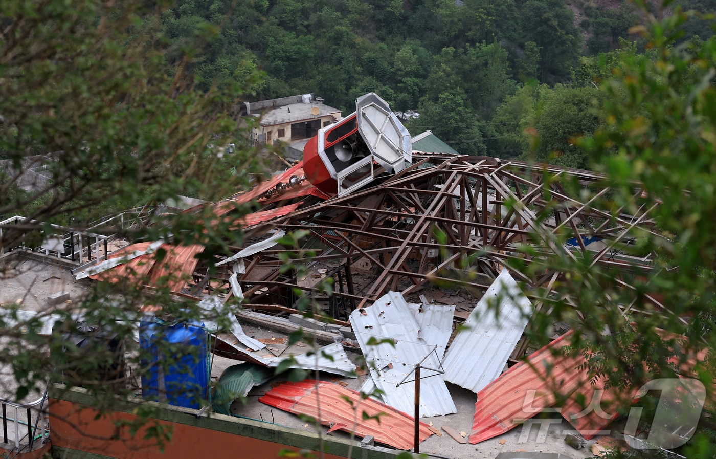 7일(현지시간) 파키스탄 카슈미르 국경지대의 무자파라바드에 위치한 빌랄 모스크가 인도군의 공격을 받아 파괴된 모습. 2025.05.07 ⓒ 로이터=뉴스1 ⓒ News1 김지완 기자