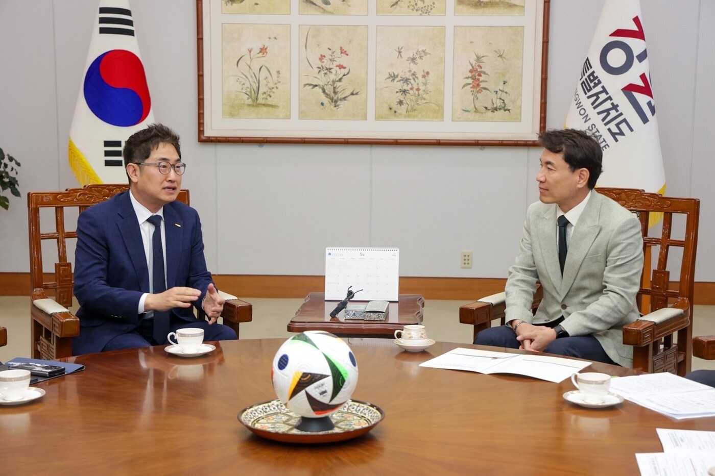 관광활성화 간담회에서 권백신 코레일관광개발 대표이사(왼쪽)와 김진태 강원특별자치도지사가 이야기를 나누고 있다.(코레일관광개발 제공)