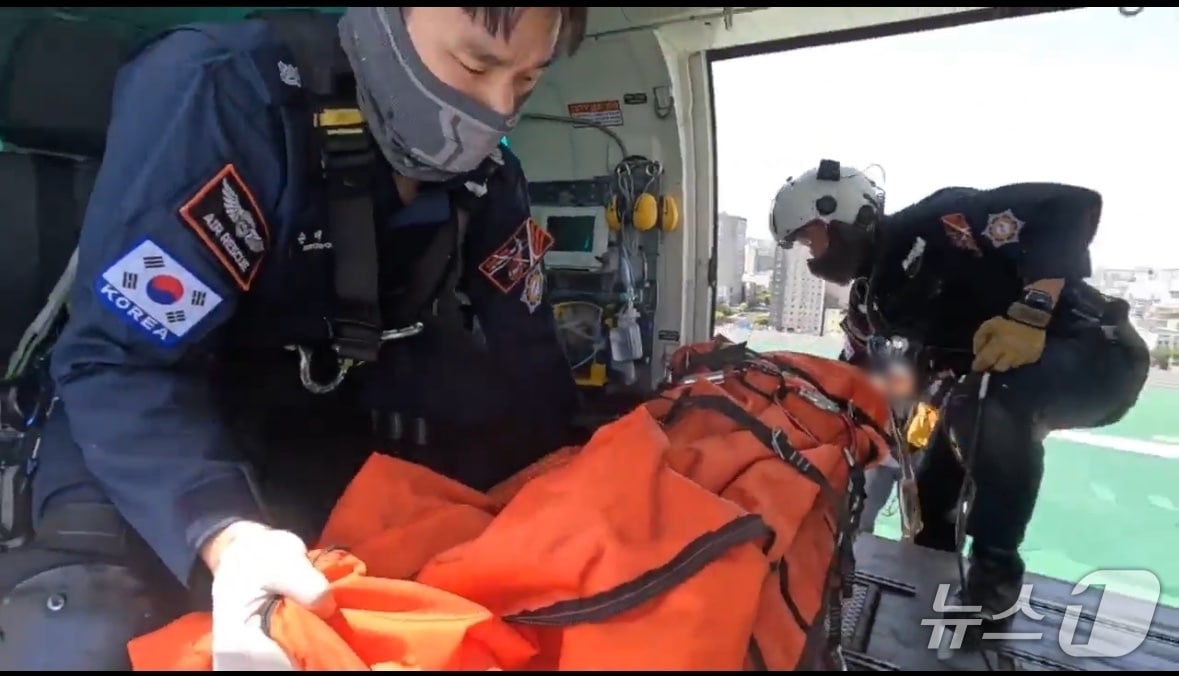 8일 오전 제주 한라산 성판악코스에서 70대 여성 스님이 넘어지면서 부상을 입어 소방헬기를 통해 병원으로 이송되고 있다.(제주도소방안전본부 제공. 재판매 및 DB 금지)