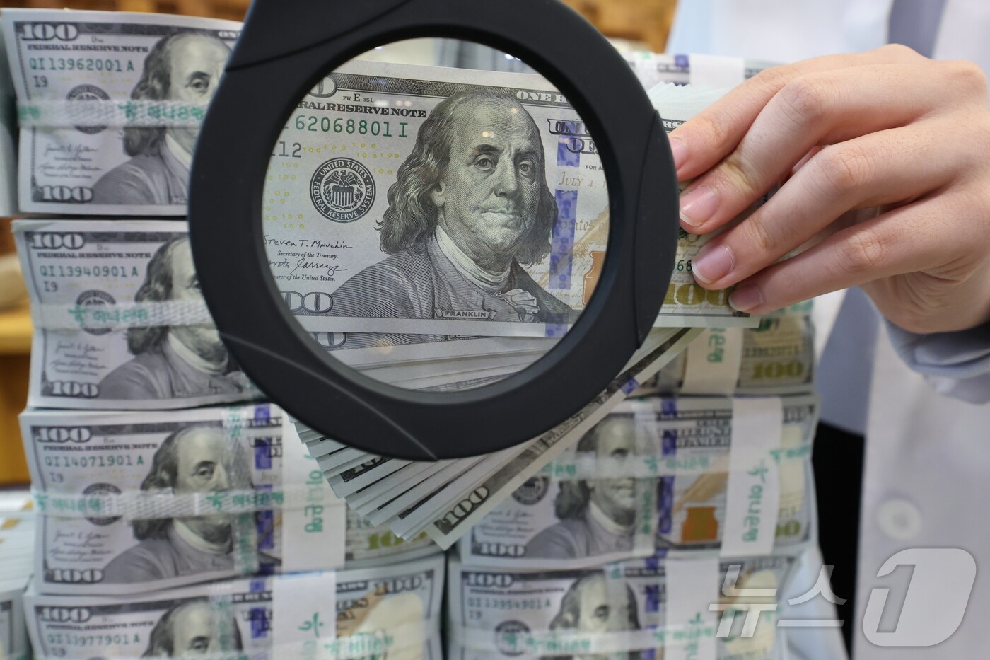 8일 서울 중구 하나은행 위변조대응센터에서 은행 관계자가 달러화를 정리하고 있다. 2025.5.8/뉴스1 ⓒ News1 황기선 기자