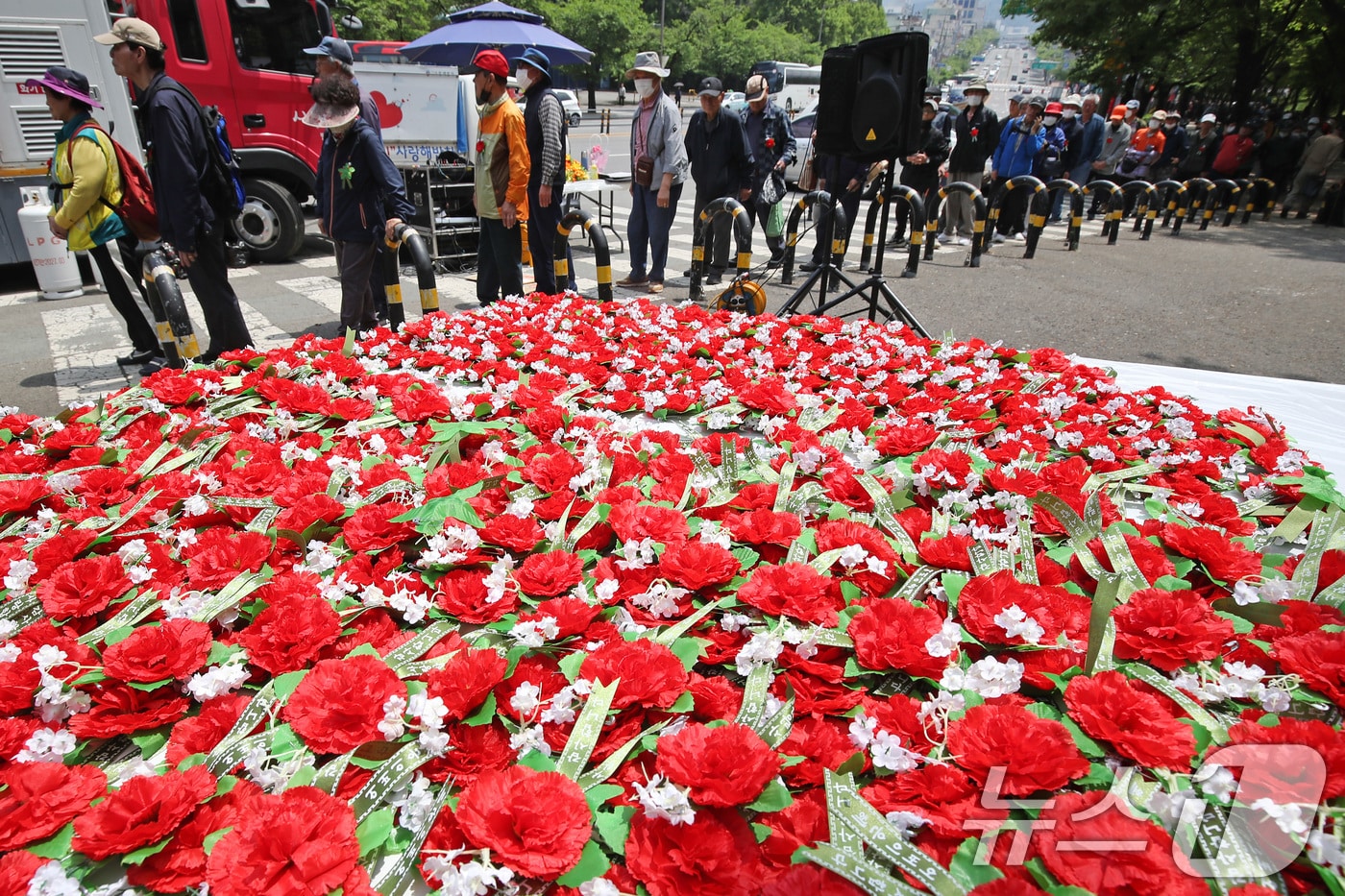 어버이날인 8일 오후 대구 달서구 두류공원 사랑해밥차 무료급식소에 어르신을 위한 카네이션이 놓여 있다. 무료급식소 측은 이날 어버이날을 맞아 카네이션 조화 1000송이를 마련했다. 2025.5.8/뉴스1 ⓒ News1 공정식 기자