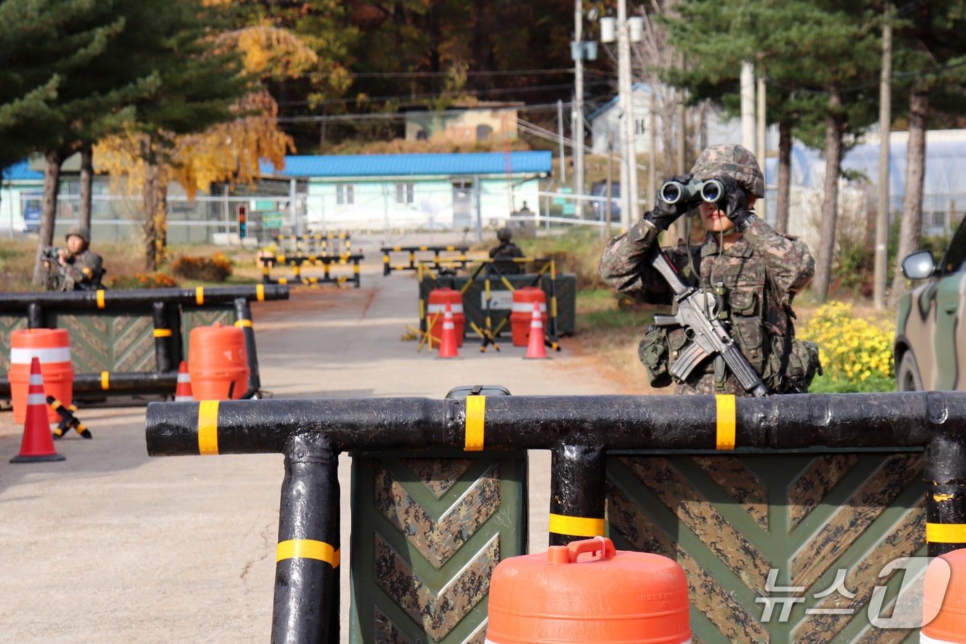 지난해 열린 지상협동훈련에서 육군 제 2군단 장병이 침투한 적을 찾기 위해 검문소를 운용하고 있다.(2군단 제공, 재판매 및 DB금지)