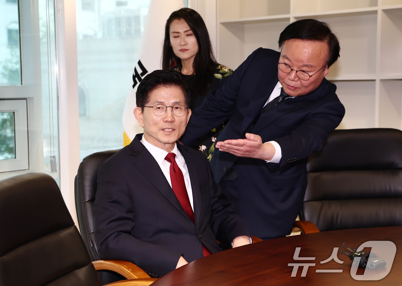김문수 국민의힘 대통령 후보가 8일 오후 서울 여의도 중앙당사에 마련된 후보실에서 업무를 보기 위해 착석해 있다. 오른쪽은 김재원 의원. 2025.5.8/뉴스1 ⓒ News1 김민지 기자