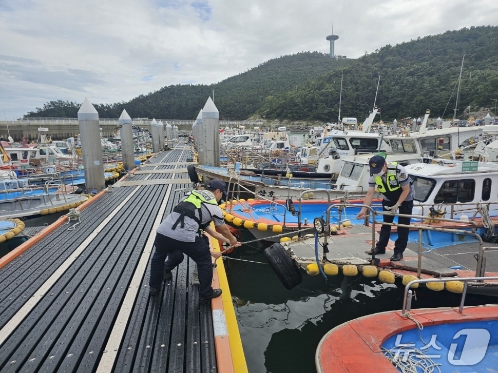 완도해양경찰이 오는 9일부터 풍랑주의보 해제 시까지 위험예보제 주의보 단계를 발령한다. 사진은 순찰활동하는 해경의 모습.(완도해경 제공. 재판매 및 DB 금지)