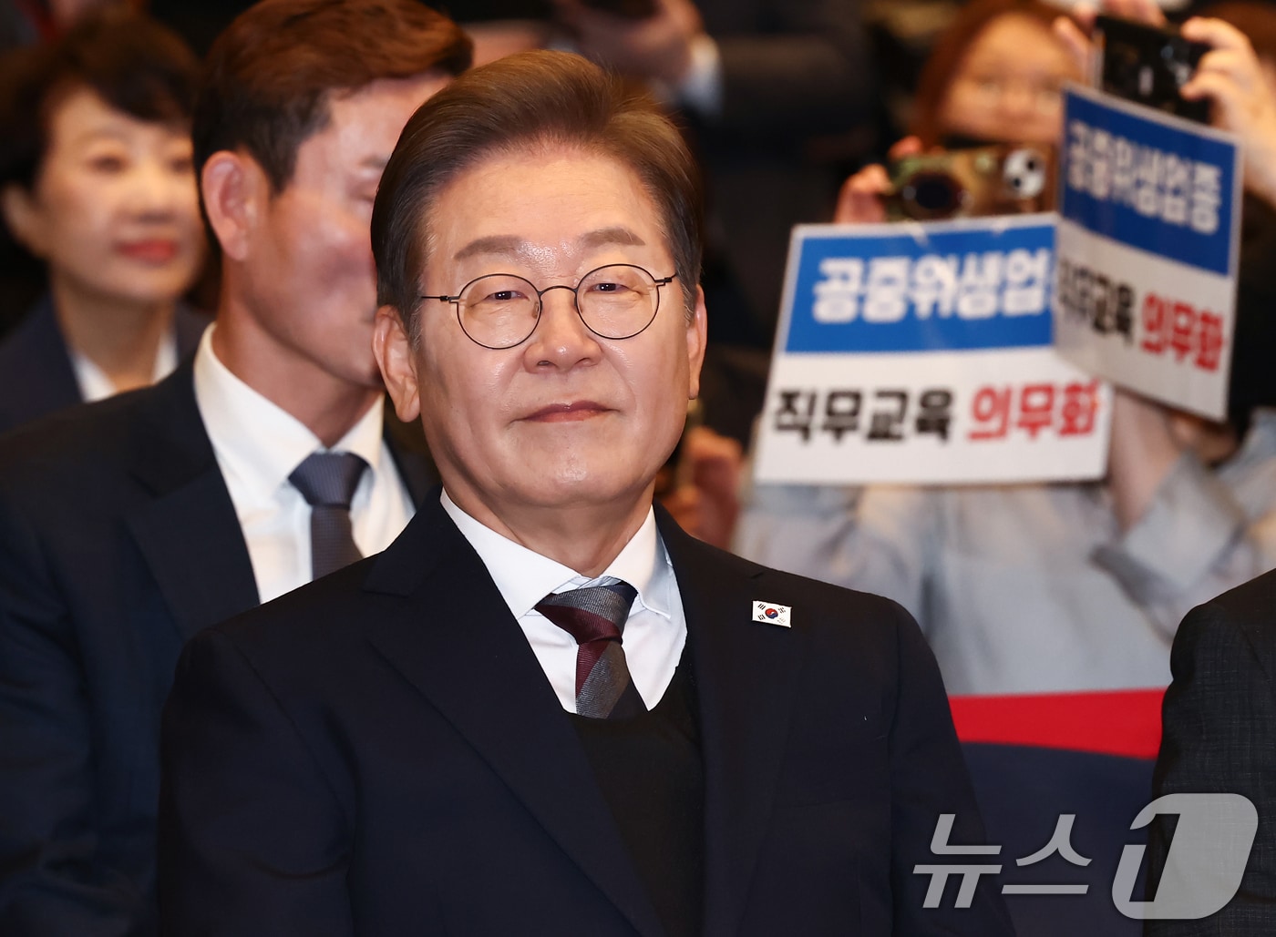 이재명 더불어민주당 대통령 후보가 8일 오후 서울 영등포구 중소기업중앙회에서 열린 선거대책위원회 직능본부 민생정책 협약식에서 자리하고 있다. 2025.5.8/뉴스1 ⓒ News1 김민지 기자