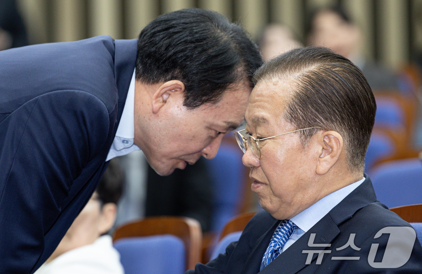 권영세 국민의힘 비상대책위원장과 성일종 의원이 지난 8일 오후 서울 여의도 국회에서 열린 의원총회에서 대화를 하고 있다. 2025.5.8/뉴스1 ⓒ News1 이재명 기자