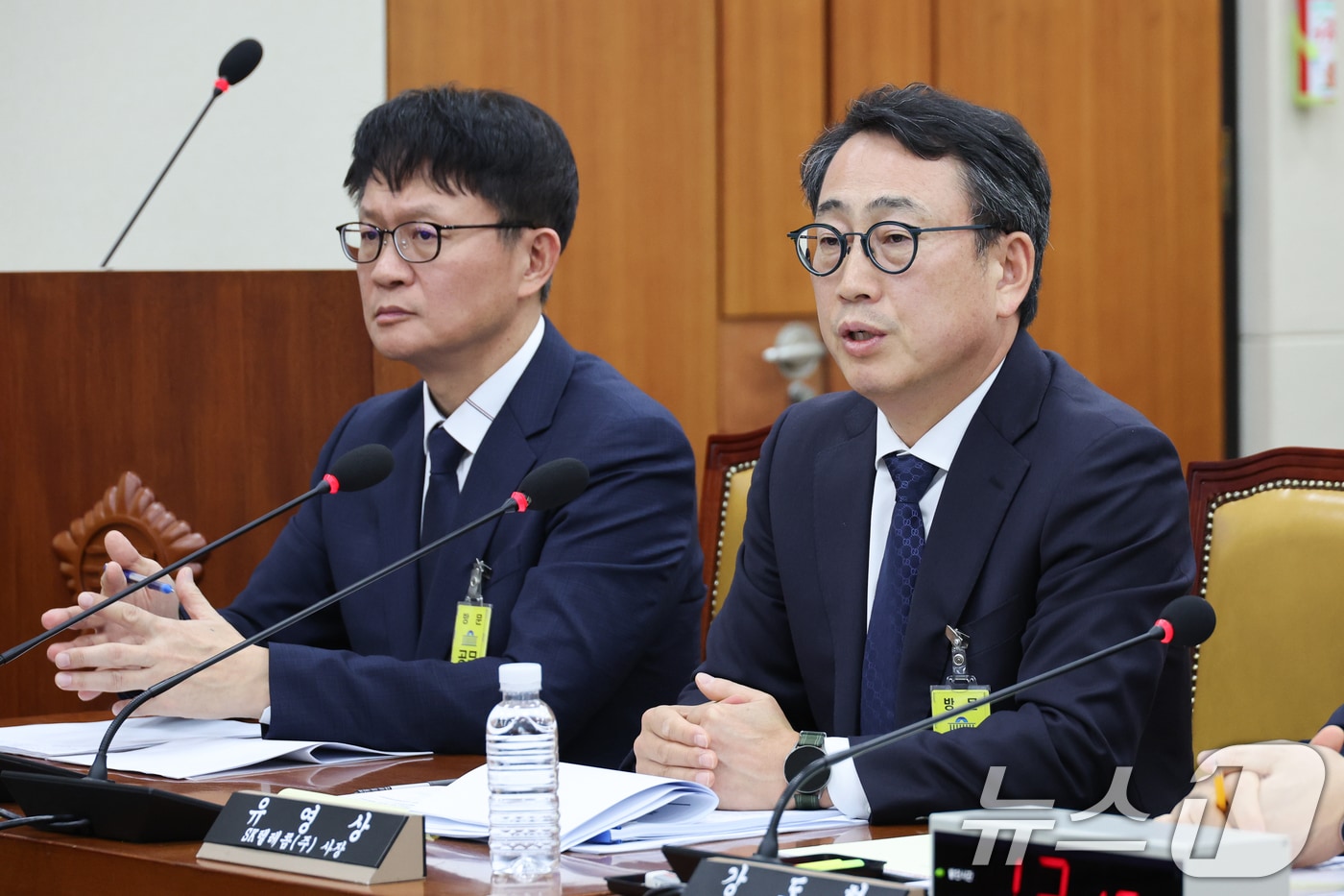 유영상 SK텔레콤 대표이사가 8일 오후 서울 여의도 국회 과학기술정보방송통신위원회에서 열린 SK텔레콤 해킹 관련 청문회에 출석해 의원 질의에 답하고 있다. 왼쪽은 류정환 부사장. 2025.5.8/뉴스1 ⓒ News1 안은나 기자
